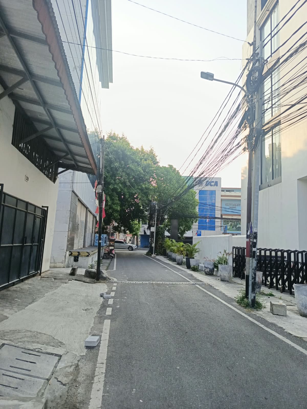 Gang Menuju Kantor